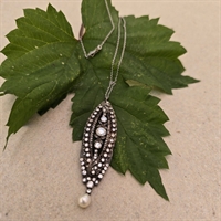 ovalt-metalvedhaeng-isat-similistene-perle-bunden-i-metalkaede-vintage-similihalskaede